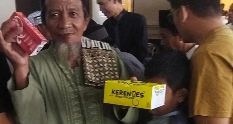 Warga saat menerima bingkisan dari BRI Pondok Indah dalam jumat berkah