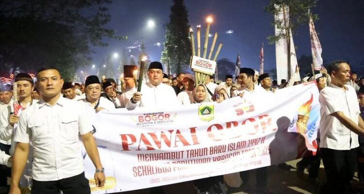 Bupati Bogor, Rudy Susmanto saat mengikuti pawai obor