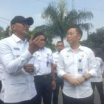 Wakil Wali Kota Bogor, Jenal Mutaqin bersama dirjen KAI saat meninjau situasi kondisi batu tulis