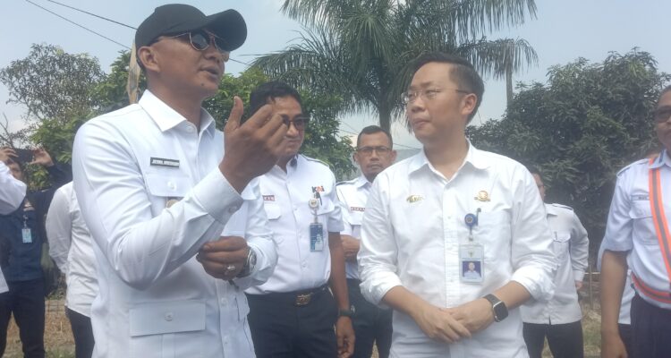 Wakil Wali Kota Bogor, Jenal Mutaqin bersama dirjen KAI saat meninjau situasi kondisi batu tulis