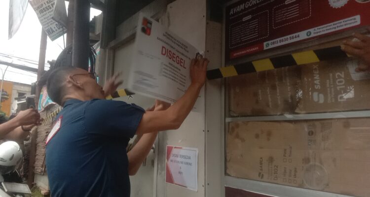 Satpol PP Kota Bogor melakukan penyegelan bangunan liar, Foto/Adi Wirman