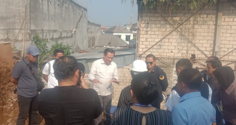 Komisi III DPRD Kota Bogor saat sidak ke SDN Gang Aut pasca pekerja tewas tertimbun longsoran