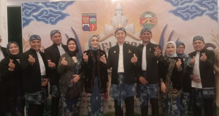 Wali kota dan wakil wali kota bogor bersama para forkofimda dan para istri saat menghadiri helaran ke 543