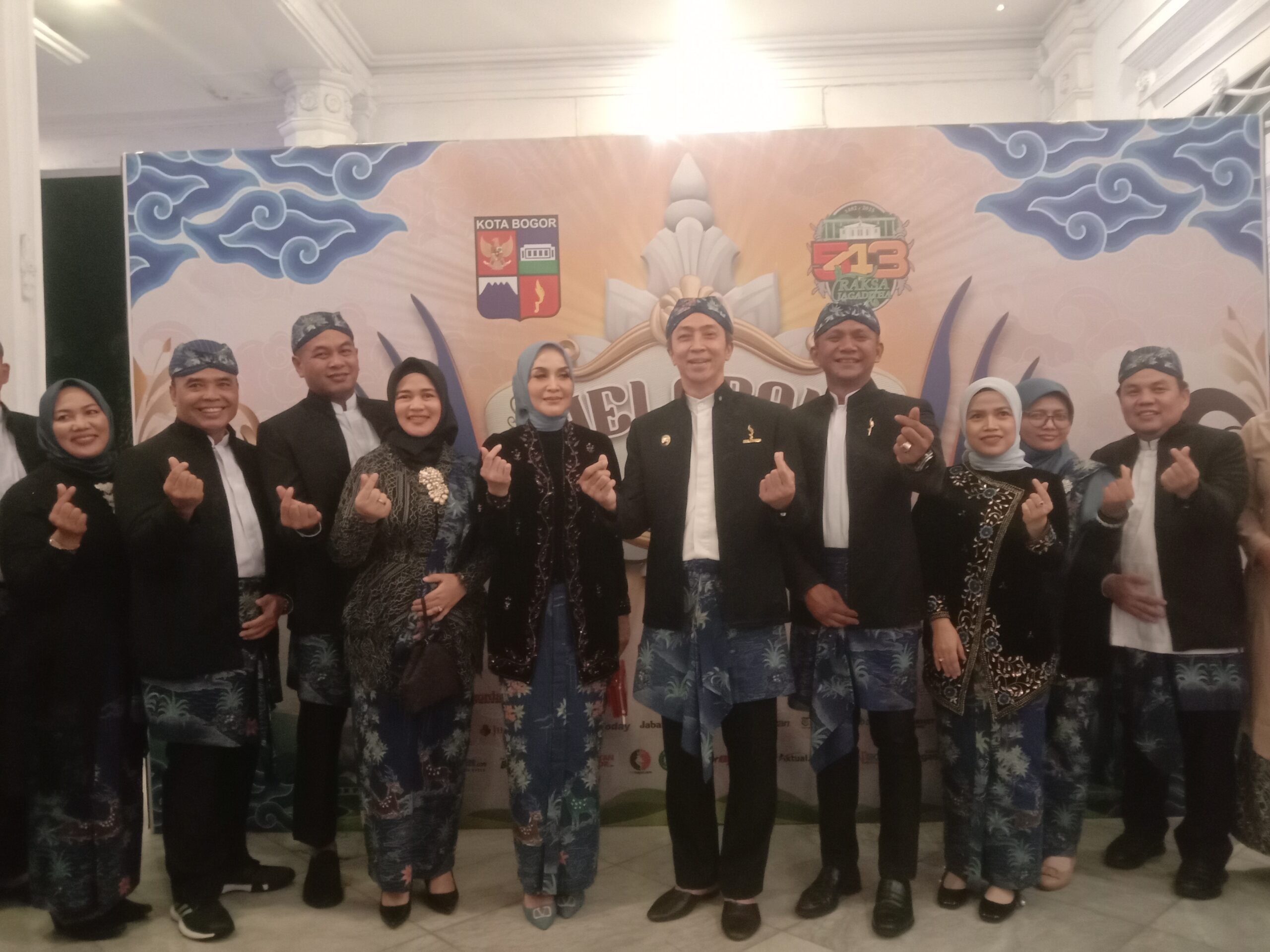 Wali kota dan wakil wali kota bogor bersama para forkofimda dan para istri saat menghadiri helaran ke 543