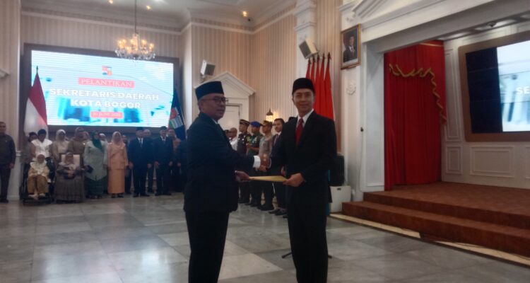 Sekda Kota Bogor, Deny Mulyadi saat dilantik oleh Wali Kota, Dedie A Rachim
