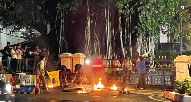 Pergerakan Mahasiswa Islam Indonesia (PMII) saat melakukan aksi unjuk rasa di Balai Kota Bogor