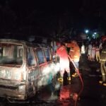 Damkar Kota Bogor saat mengevakuasi angkot yang terbakar di Sindang Rasa Bogor Timur