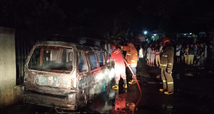 Damkar Kota Bogor saat mengevakuasi angkot yang terbakar di Sindang Rasa Bogor Timur