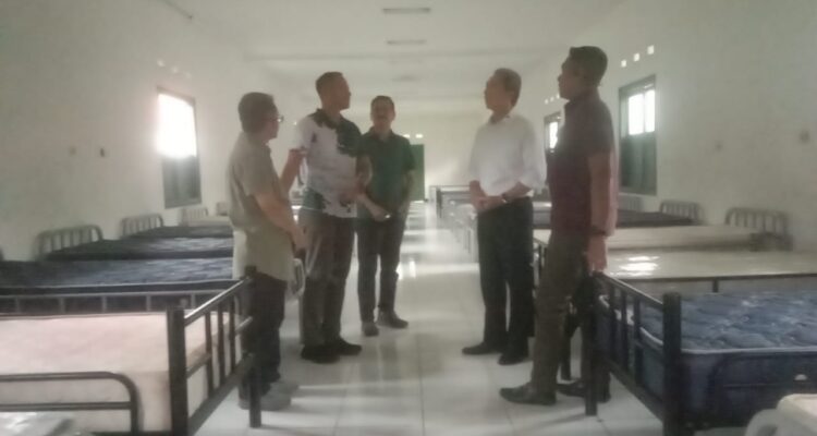 Wali Kota Bogor, Dedie A. Rachim, bersama Komandan Kodim 0606/Kota Bogor dan Komandan Batalyon Infanteri 315/Garuda meninjau lokasi barak militer yang berada di kawasan Batalyon Infanteri 315/Garuda, Gunung Batu, Bogor Barat, pada Minggu 01 Juni 2025.