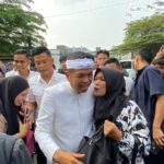 Gubernur Jawa Barat, Dedi Mulyadi saat menyapa warga sebelum mengikuti rapat paripurna HJB ke 543