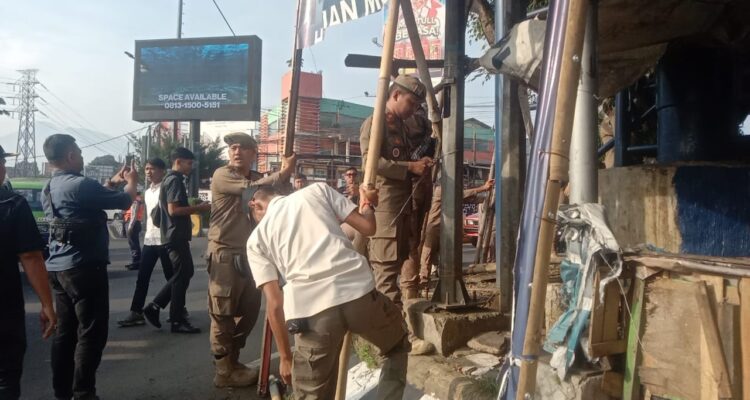 Satpol PP Kota dan Kabupaten Bogor melakukan penertiban pedagang bandel di Ciawi Bogor