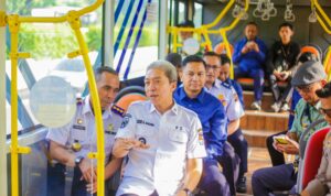 Wali Kota Bogor, Dedie A Rachim saat mencoba bus transjakarta jurusan Blok M-Bogor, Foto/Humas Pemkot