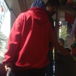 salah satu penumpang yang menaiki transjabodetabek di hal cindangdiang Bogor