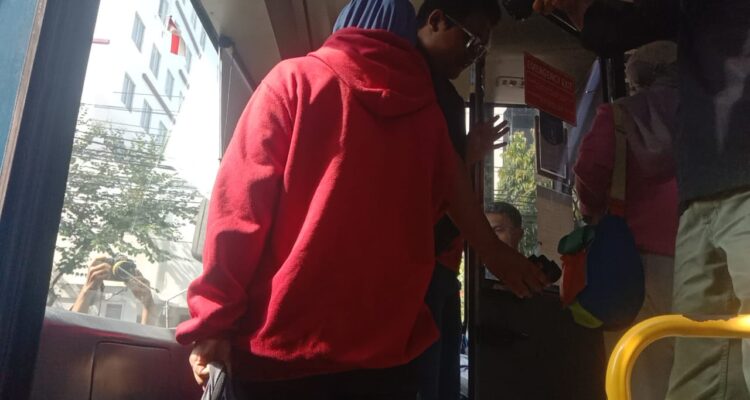 salah satu penumpang yang menaiki transjabodetabek di hal cindangdiang Bogor