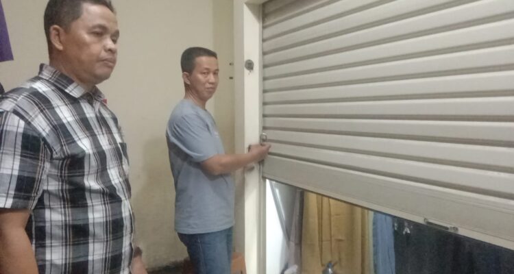 Pemilik ruko Setia Busana, Jejen (45)