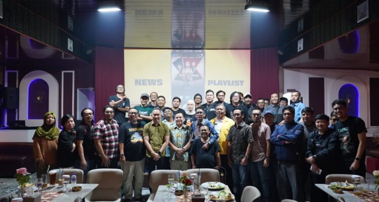 Foto Bersama antara para pimpinan DPRD Kota Bogor bersama para awak media dalam acara media gethering belum lama ini