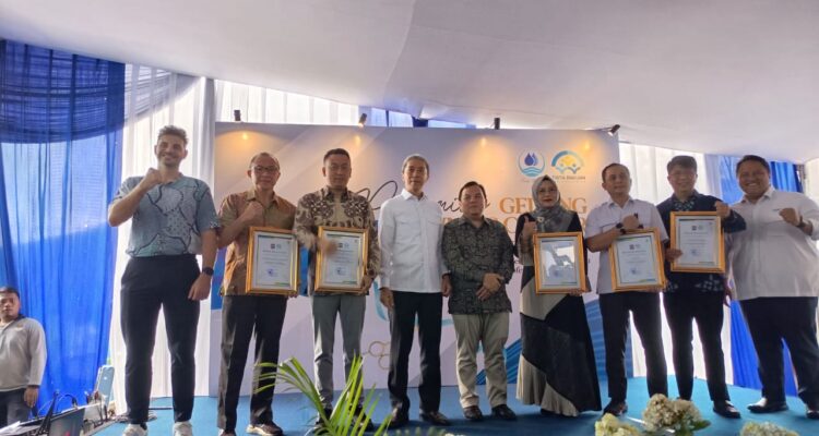 Foto bersama Wali Kota Bogor, Dedie A Rachim bersama para investor PDAM