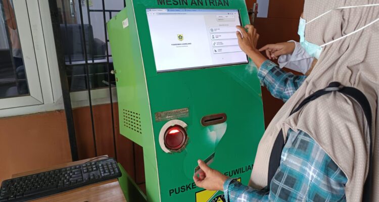 Salah Satu warga saat menggunakan Si-PREMAN