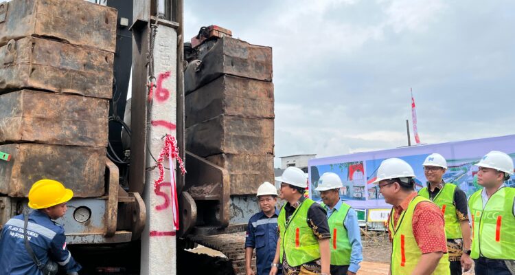 Proyek revitalisasi Pasar Leuwiliang resmi dimulai pada Rabu (18/6), ditandai dengan pemasangan tiang pancang pertama