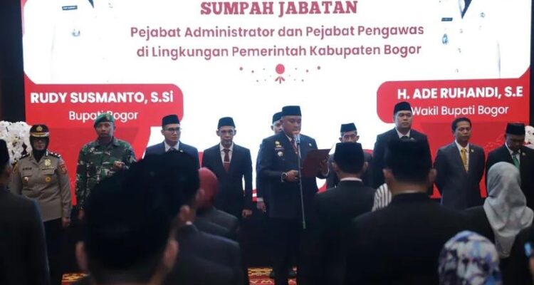 Bupati Bogor, Rudy Susmanto saat membacakan 45 pejabat Esselon III dan IV di lingkungan Pemerintah Kabupaten Bogor