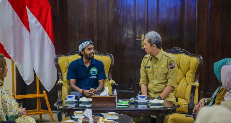 Wali Kota Bogor, Dedie A. Rachim, menyambut langsung kedatangan Sahil Jha, pemuda asal India yang melakukan kampanye Save oil, Foto/Humas Pemkot