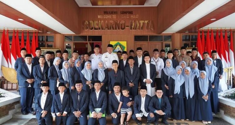 Foto bersama Bupati Bogor denag kafilah MTQ yang juara di Jawa Barat