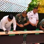 Bupati Bogor Rudy Susmanto saat menandatangani komitmen percepatan pembangunan wilayah Jawa Barat bersama jajaran Kodam III/Siliwangi