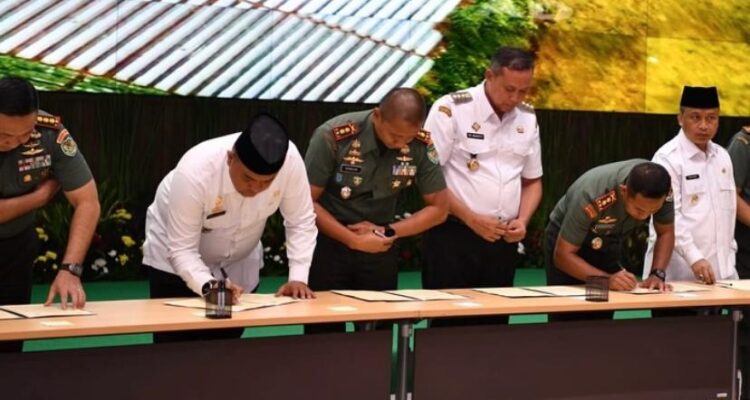Bupati Bogor Rudy Susmanto saat menandatangani komitmen percepatan pembangunan wilayah Jawa Barat bersama jajaran Kodam III/Siliwangi
