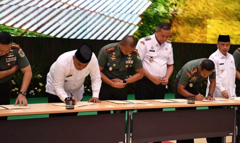 Bupati Bogor Rudy Susmanto saat menandatangani komitmen percepatan pembangunan wilayah Jawa Barat bersama jajaran Kodam III/Siliwangi Bupati Bogor Rudy Susmanto saat menandatangani komitmen percepatan pembangunan wilayah Jawa Barat bersama jajaran Kodam III/Siliwangi