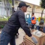 Wakil Wali Kota Bogor, Jenal Mutaqin saat melakukan pembersihan alun-alun Kota Bogor