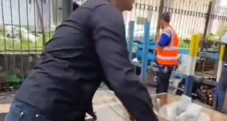 Wakil Wali Kota Bogor, Jenal Mutaqin saat melakukan pembersihan alun-alun Kota Bogor