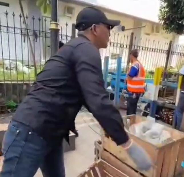 Wakil Wali Kota Bogor, Jenal Mutaqin saat melakukan pembersihan alun-alun Kota Bogor Wakil Wali Kota Bogor, Jenal Mutaqin saat melakukan pembersihan alun-alun Kota Bogor