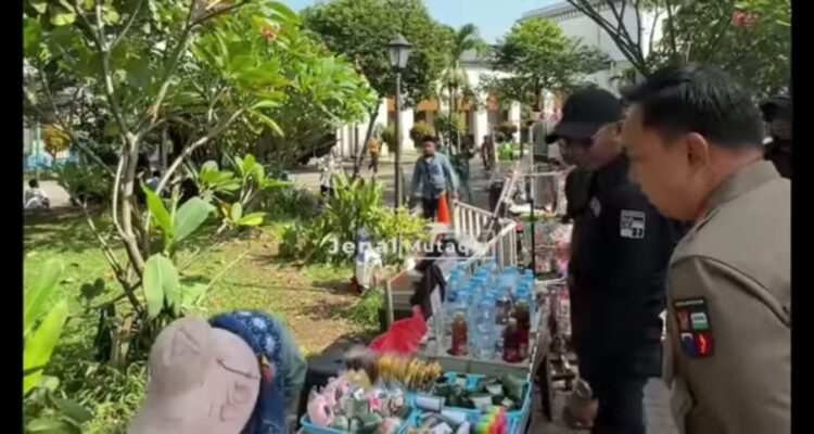 Foto Wakil Walikota Bogor Jenal Mutaqin melakukan sidak kebersihan di alun-alun Kota Bogor, akan ancam pedagang digusur, jika tidak menjaga kebersihan, (ist).