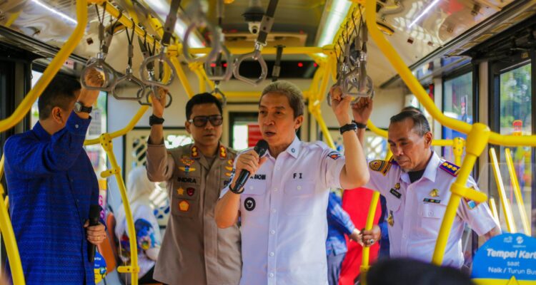 Wali Kota Bogor, Dedie A Rachim saat menaiki bus Transjabodetabek jurusan Bogor-Blok M