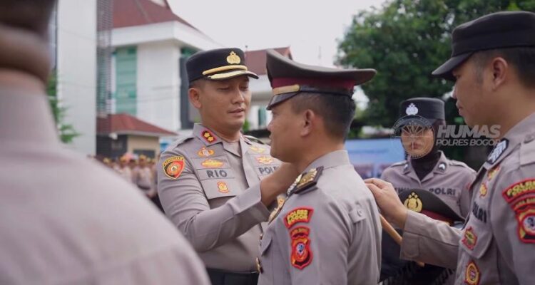 Kapolres Bogor, AKBP Rio Wahyu Nugroho saat memberikan lencena kenaikana pangkat