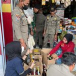 Satpol PP Kabupaten Bogor saat mengamankan ratusan botol miras di salah satu toko di Ciawi Bogor