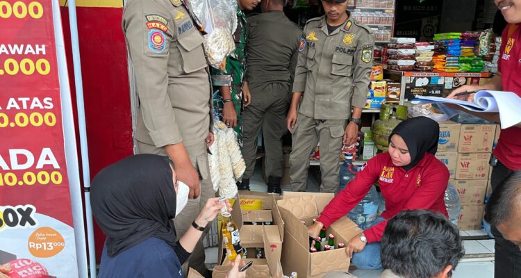 Satpol PP Kabupaten Bogor saat mengamankan ratusan botol miras di salah satu toko di Ciawi Bogor