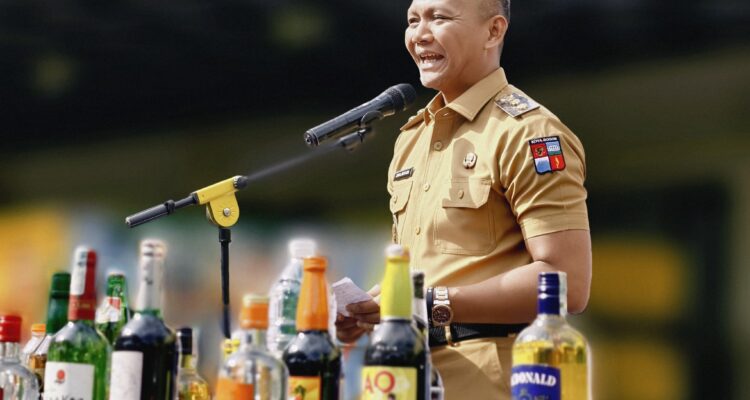 Wakil Wali Kota Bogor, Jenal Mutaqin saat menghadiri pemusnahan miras di Mapolresta Bogor Kota Selasa 08 Juli 2025, Foto/Humas Polresta Bogor Kota