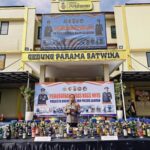 Kapolresta Bogor Kota, Kombes Pol Eko Prastyo saat memberikan sambutan saat pemusnahan miras di Mapolresta Bogor Kota, Senin 08 Juli 2025, Foto/Humas Polresta Bogor Kota