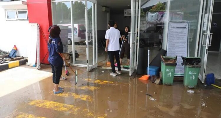 Wakil Bupati Bogor, Jaro Ade, turun langsung meninjau lokasi banjir yang melanda wilayah timur Kabupaten Bogor, khususnya di Kecamatan Jonggol dan Cileungsi, pada Selasa 08 Juni 2025.