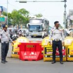 Dishub Kabupaten Bogor saat menjaga simpang lalu lintas Cibinong yang baru di buka