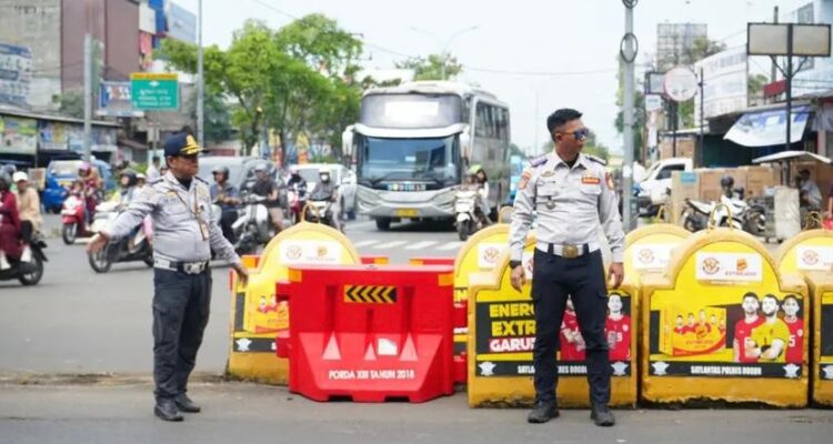 Dishub Kabupaten Bogor saat menjaga simpang lalu lintas Cibinong yang baru di buka