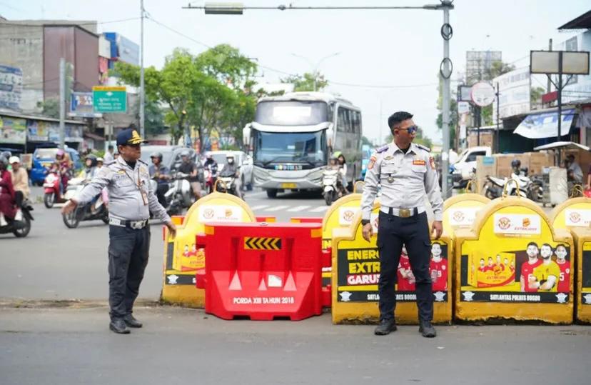 Dishub Kabupaten Bogor saat menjaga simpang lalu lintas Cibinong yang baru di buka
