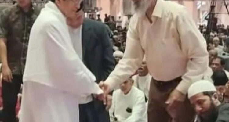 Menteri Agama, Prof. Dr. Nasaruddin Umar, MA bersalaman dengan Zakir Naik (tokoh intoleran dari India), Foto/Istimewa