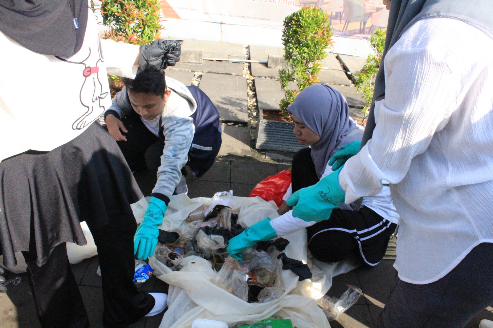 Mercure Jakarta Cikini berkolaborasi dengan komunitas Warriors Cleanup Indonesia menggelar aksi bersih-bersih di kawasan Car Free Day Jakarta, Minggu pagi 06 Juli 2025, foto/Istimewa