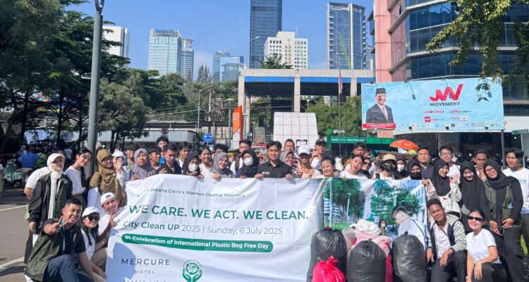 Mercure Jakarta Cikini berkolaborasi dengan komunitas Warriors Cleanup Indonesia menggelar aksi bersih-bersih di kawasan Car Free Day Jakarta, Minggu pagi 06 Juli 2025, foto/Istimewa