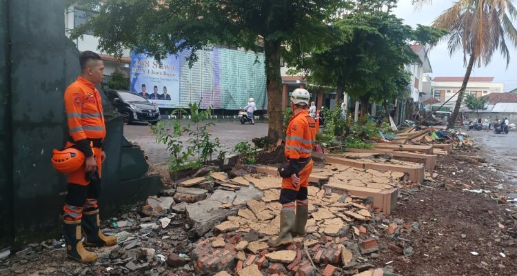 BPBD Kota Bogor saat meninjau lokasi tembok ambruk di MAN 1 Kota Bogor, Foto/BPBD Kota Bogor