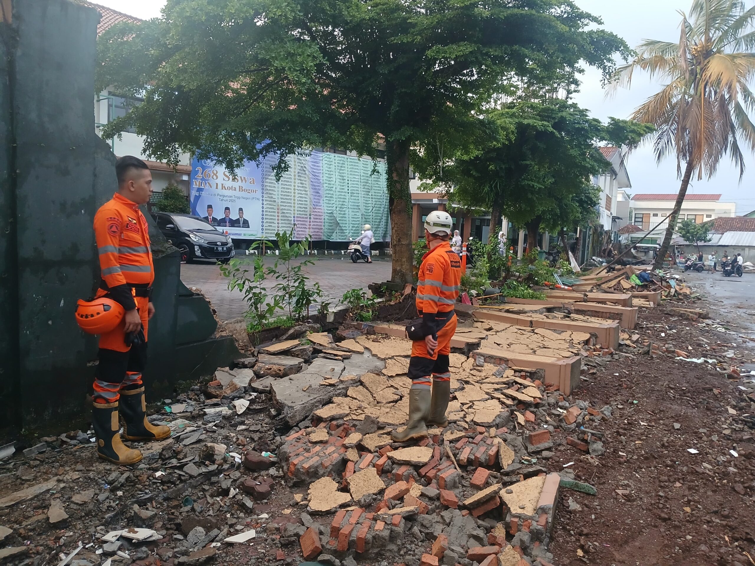BPBD Kota Bogor saat meninjau lokasi tembok ambruk di MAN 1 Kota Bogor, Foto/BPBD Kota Bogor BPBD Kota Bogor saat meninjau lokasi tembok ambruk di MAN 1 Kota Bogor, Foto/BPBD Kota Bogor