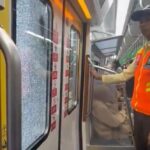 Pintu KRL yang pecah karena di lempar batu oleh orang tak di kenal di JPO Pasar Ayar Bogor, Foto: X : poppyariestian