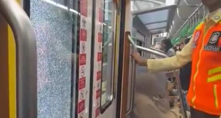 Pintu KRL yang pecah karena di lempar batu oleh orang tak di kenal di JPO Pasar Ayar Bogor, Foto: X : poppyariestian